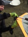 Frank zit met zijn huishoud handschoenen vast tussen zijn uithaler touw.<br />
Nee ze mogen niet kapot, moet ik weer nieuwe kopen.