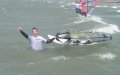 Jurjen is zwaar onder de indruk van de Mistral Naish Wave 8'2 van Patrick (Koffie) Hij had niet verwacht dat hij op z'n klein board kon surfen.