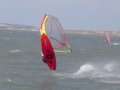 Met mijn Skate op Leucate. Voelt groot na dagen kleine boardjes. Maar springen kan er zeker wel mee. Mooie Foto van de bodem.