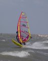 Martijn op zijn kleinste boardje en kleinste zeiltje in de harde vlagen van leucate.