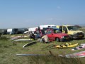 De windsurfing.nl goes Leucate groep 2004. Iedereen aan het optuigen voor een dagje lekker varen. De zon schijnt wel, maar het is maar 10 a 12 graden.