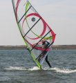 Weinig wind, ideaal om de Fanatic Skate 111 te leren kennen en licht weer freestyle te oefenen.<br>Begin van een Flip 360.
