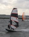 Arno op zijn Starboard met een SuperFreak van Hans.Op de achtergrond is vaag Frank nog te zien.