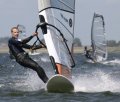 John Munten, de winnaar op de voorgrond op zijn Highwinds 63.Op de achtergrond Robert, Die had de boei al grond.