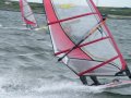 Jurjen op snelheid met zijn Naish Redline 7.6. Je kunt hem nog net een Hangloose zien geven, naar de fotograaf, door het zeil.
