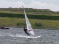 Nee, dit ben ik niet, dit is RonvO. Hij heeft precies dezelfde North Sails Duke 5.9 uit 2007 als ik. Hij vaart hem hier op zijn JP Freestyle Wave.