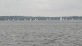 Het hele veld opweg naar de eerste boei.<br />Ik ben de 2de surfer links van de zeilboot.