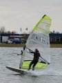 We zijn met een paar surfers gybe-jes gaan oefenen: Baai in knallen en dan in het vlakke water gyben.<br />Hier Arno.