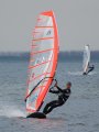 We zijn met een paar surfers gybe-jes gaan oefenen: Baai in knallen en dan in het vlakke water gyben.<br />Hans komt hier het baaitje binnen varen.