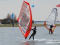 We zijn met een paar surfers gybe-jes gaan oefenen: Baai in knallen en dan in het vlakke water gyben.<br />Hier Hans tijdens halverwege een gybe, zeil flip een beetje vroeg.