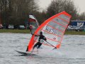We zijn met een paar surfers gybe-jes gaan oefenen: Baai in knallen en dan in het vlakke water gyben.<br />Hier Hans:&nbsp;Netjes. <br />Mooie velle kleuren die Hot Sails GPS.