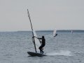 We zijn met een paar surfers gybe-jes gaan oefenen: Baai in knallen en dan in het vlakke water gyben.<br />Hier zet ik een gybe in.