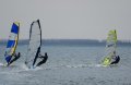We zijn met een paar surfers gybe-jes gaan oefenen: Baai in knallen en dan in het vlakke water gyben.<br />Hier varen ik en Arno naar buiten. O ja, Kees staat er links ook nog op.