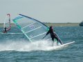 Mooie slalom gybe, zeil mooi ver plat, alleen moet ik zelf nog iets meer naar voren leunen.