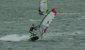 Begin van een gybe, in de chop. Flink door de knieen om de klappen op te vangen.<br />Board komt flink omhoog, daardoor is de grijze bodem van mijn iSonic 101 goed te zien.