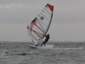 Het lastigste moment in een gybe, de sail switch. Het wisselen van je handen naar de andere kant van de giek. Je kunt goed zien dat je je handen moet kruisen.<br />