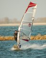 <p>Lekker winters dagje surfen. Inzetten van een gybe.</p>