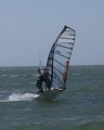 Menno in een gybe, hangen in de bocht.