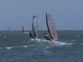 Naar buiten varen met Menno. Ik rechts met het zwart/oranje zeil:&nbsp;Power Sails MX&nbsp;Race 7.5
