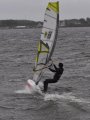 Poging om in windkracht 7 a 8 te varen met mijn RAM&nbsp;F10 5.7. Mooie foto, aan het water is goed te zien hoe hard het waait.