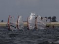 Upwind direct na de start. Kijk eens naar het verschil in zeil maat. Mijn 9.5 tov de Technos, ik gok dat de meeste met 5.8 of 6.8 stonden. Wat een verschil in mastlengte...