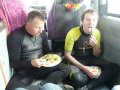 Surfers aan gezond voedsel. Even bij M&M in de camper eten, buiten was het een zandstorm op de dam.