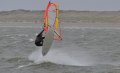 Arno in de lucht, springend richting de kant, niet de meest voor de hand liggende richting om te springen.