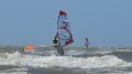 Lucht is strak blauw, maar het stormt echt. Zelfs met de Ice 4,2 en de Wave 253 is het soms nog lastig om het board op het water te houden.