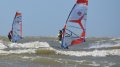 Met het perfecte storm setje spelen in de golven van de brouwersdam: AHD PowerWave 253 met North Sails Ice 4.2