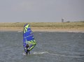 Mooi plaatje, Martijn met een fel blauwe Hot Sails Freak op de voorgrond, en de Vuurtoren van Ouddrop op de achtergrond.<br />Enige dat mist is planeren.&nbsp;