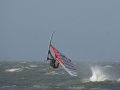 Flying! Een van mijn mooiste surf fotos. Board flink achterover! Storm-chasing:&nbsp;Genieten.<br />Select Wave Warrior 22cm is goed te zien. Heerlijke vin die veel rust geeft in een dikke storm.