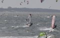 Lekker dagje brouwersdam, druk met kiters, maar voldoende plek voor de surfers om te genieten.