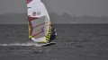 Grijs weer, regen verderop op het water, allemaal niet belangrijk, het waait: Slalom trainen. Die iSonic 127 vliegt!