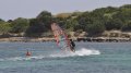 Heerlijk surfen op het prachtige Corisca. Dicht bij de kant heerlijk vlak water, maar de wind vlageriger. Lekker gijpjes maken.