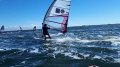 Mooie foto, planerend langs de startboot. Veel te laat voor de start.