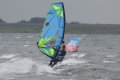 Martijn met zijn stormboardje aan het spelen.