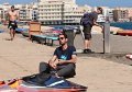 Typisch El Medano in de winter. Overal shapers en pro's. Op de voorgrond is Aurelio Verdi (Shaper van AV Boards) zeil aan het optuigen om zelf een nieuw board te gaan testen. Links komt Ethan Westra (ARU-4) aanlopen.