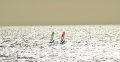 Heel mooie foto van 2 surfers bij Perry's, tegen de zon in genomen. Rechts: Henk Slaa.