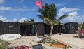 Fanatic surfcenter Reefyop St Maarten. Niet veel meer dan 2 zeecontainers en een klein materiaal hok.