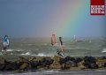Mooie regenboog, ik vaar achteraan met de wit/roze Voodoo 3.7 onder de regenboog!