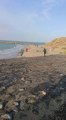 Strak blauwe lucht bij de Blokkendam. IOp de voorgrond loop ik met mijn JP SingleThruster 99 naar het strand.