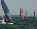 Vlak bij boei 1 tijdens het WK Raceboard Masters 2012. Ik samen met 2 andere heren nog aan het hoogte lopen terwijl er als surfers halve wind richting boei 2 gaan.