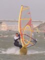 Hans op het een setje van Martijn.<br>Martijn had deze F2 Wave een paar weken daarvoor van Hans gekocht en hans wilde er nog wel eens op varen.<br>Hou je hem onder controle?