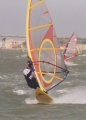 Hans op het een setje van Martijn.<br>Martijn had deze F2 Wave een paar weken daarvoor van Hans gekocht en hans wilde er nog wel eens op varen.<br>