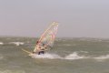 Hans op het een setje van Martijn.<br>Martijn had deze F2 Wave een paar weken daarvoor van Hans gekocht en hans wilde er nog wel eens op varen.<br>Martijn moet wel eens beter leren zijn zeil op te tuigen, ziet er niet uit!!