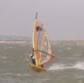 Levon vaart hier met mijn Voodoo 3.7 op zijn JP Wave 255