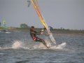 Lekker downwind aan het jagen, GPS om en kijken hoe hard het gaat. Mijn huiding is hier duidelijk nog niet optimaal. Mijn giek moest veeel hoger.