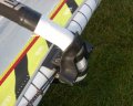 Foto van de verstevigde kop van mijn Unifiber 220-280 giek. Een paarlagen carbon en een mooie witte lak en daarop een Maui Sails giekkop:&nbsp;Giek weer bruikbaar.