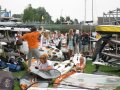 &nbsp;Proberen mijn board te pakken uit het rek. Het is zo druk dat de meiden uit Rusland gewoon tussen de materiaal rekken aan het optuigen zijn. Gecontroleerde chaos. Leuk!