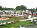 INDRUKWEKKEND! Proberen een plekje te zoeken op een veld waar 400 surfers spullen aan het optuigen zijn. Mooi gezicht al die oranje zeiltjes. Als die verschillende landen.